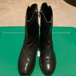 Short leather ankle boots